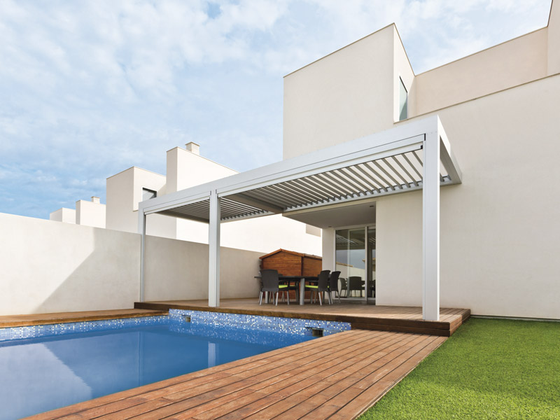 pérgola y césped artificial