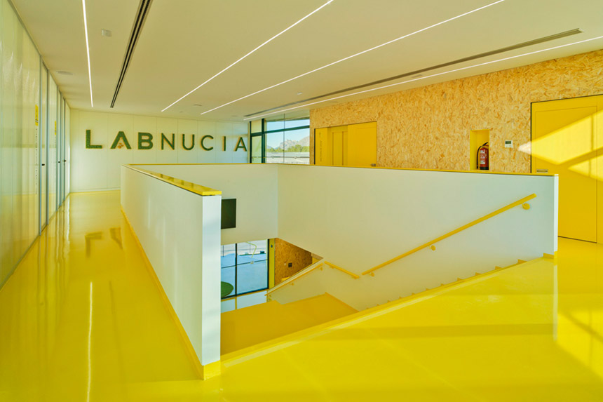 interior-escalera-amarilla-lab-nucia