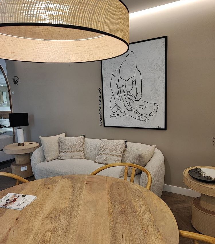 Disfrutando del confort y sostenibilidad de un hogar con calefacción ecológica integrada Hogar con calefacción ecológica en las paredes del salón