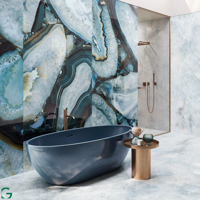 Baño en tonos vivos con cerámica de diseño Tendencia en cerámica de colores vivos